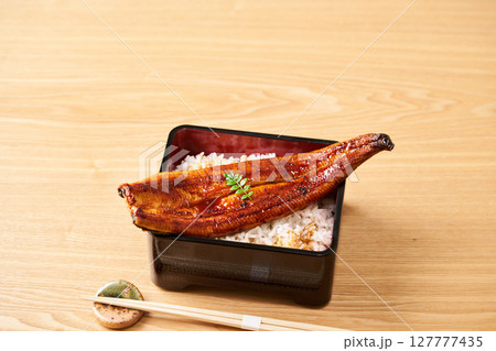 鰻の蒲焼を丸ごと一本乗せた鰻重 鰻の蒲焼を丸ごと一本乗せた鰻重 127777435