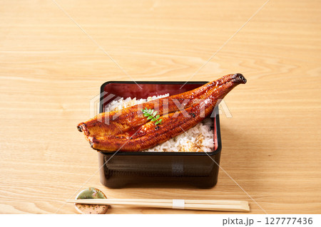 鰻の蒲焼を丸ごと一本乗せた鰻重 鰻の蒲焼を丸ごと一本乗せた鰻重 127777436