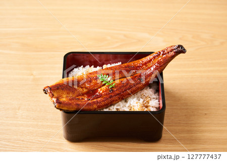 鰻の蒲焼を丸ごと一本乗せた鰻重 鰻の蒲焼を丸ごと一本乗せた鰻重 127777437