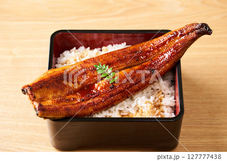 鰻の蒲焼を丸ごと一本乗せた鰻重 127777438