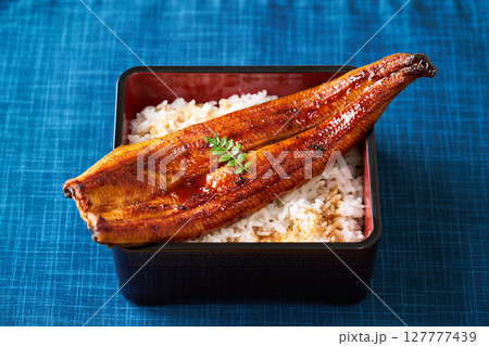 鰻の蒲焼を丸ごと一本乗せた鰻重 127777439