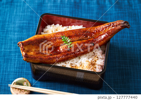 鰻の蒲焼を丸ごと一本乗せた鰻重 鰻の蒲焼を丸ごと一本乗せた鰻重 127777440