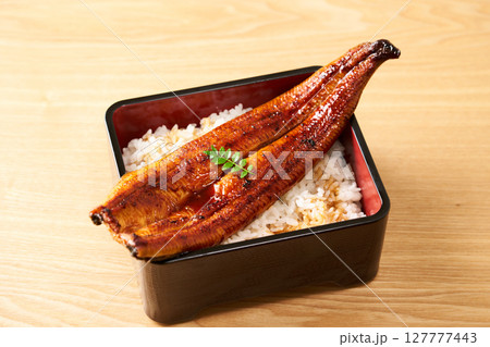 鰻の蒲焼を丸ごと一本乗せた鰻重 127777443