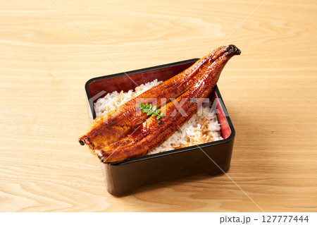 鰻の蒲焼を丸ごと一本乗せた鰻重 鰻の蒲焼を丸ごと一本乗せた鰻重 127777444