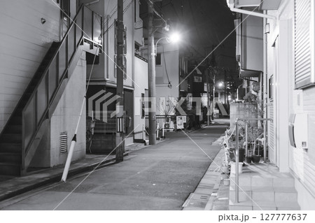 モノクロ写真 夜の住宅街 街灯 アパート 裏路地 モノクロ写真 夜の住宅街 街灯 アパート 裏路地 127777637
