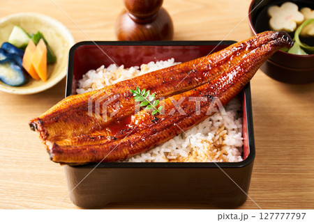 鰻の蒲焼を丸ごと一本乗せた鰻重 127777797