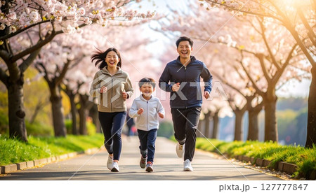 親子でランニングする日本人家族のイラスト 127777847