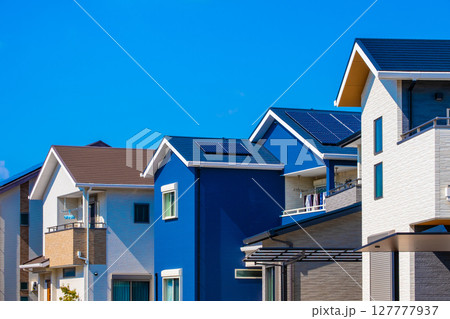 ソーラー発電の再エネ住宅 127777937