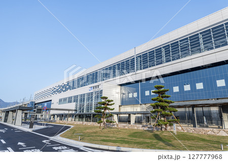 福井県敦賀市 晴天のJR敦賀駅(東口) 福井県敦賀市 晴天のJR敦賀駅(東口) 127777968