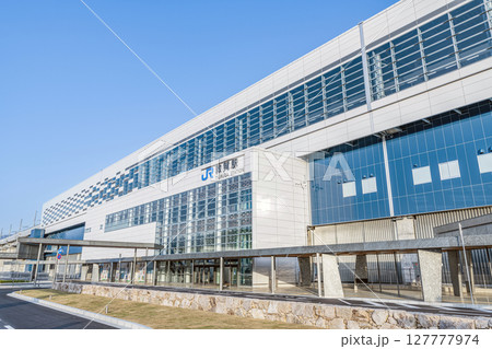 福井県敦賀市　晴天のJR敦賀駅（東口） 127777974