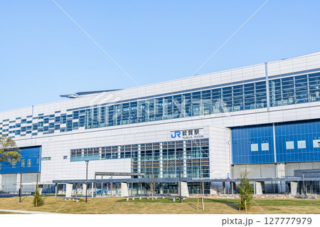 福井県敦賀市　晴天のJR敦賀駅（東口） 127777979