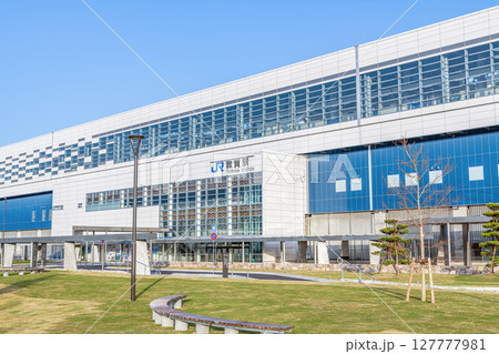 福井県敦賀市　晴天のJR敦賀駅（東口） 127777981