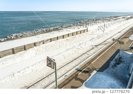 北海道網走市 オホーツク海に面して流氷の見える駅北浜駅のプラットホームと線路 北海道網走市 オホーツク海に面して流氷の見える駅北浜駅のプラットホームと線路 127778270