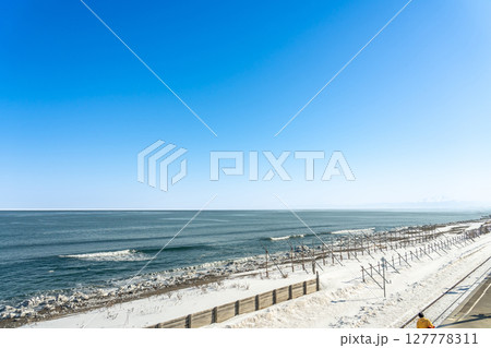 北海道網走市　オホーツク海に面して流氷の見える駅北浜駅のプラットホームと線路 127778311