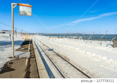 北海道網走市　オホーツク海に面して流氷の見える駅北浜駅のプラットホームと線路 127778312