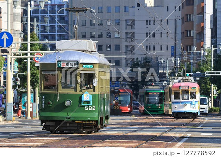 【広島電鉄】570形と1150形(宇品線:広電本社前電停) 【広島電鉄】570形と1150形(宇品線:広電本社前電停) 127778592