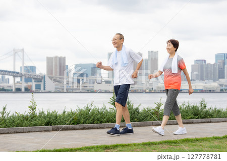 運動をするシニア男女 127778781