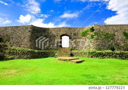【沖縄県】晴天の中城城跡（二の郭） 127779223