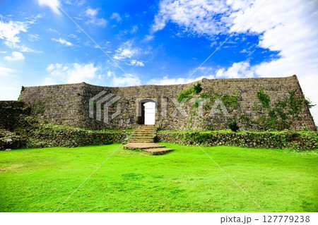 【沖縄県】晴天の中城城跡（二の郭） 127779238