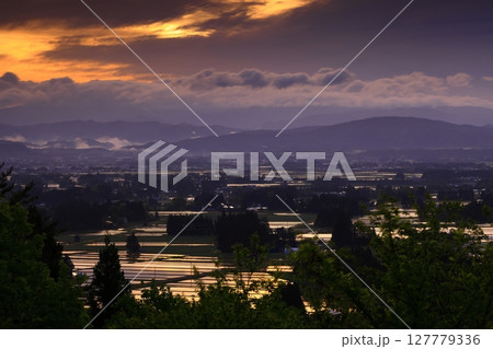 岩手県花巻市　朝の田園風景 127779336