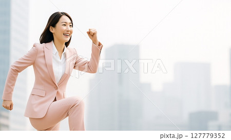 就職(転職)に向けて明るく笑顔で前進する若いビジネスウーマン(16:9横長バナー) 127779352