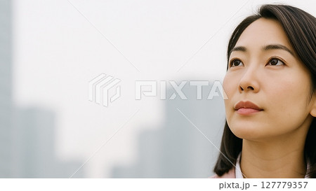転職をする決意をした真剣な眼差しの日本人女性(16:9横長バナー) 127779357