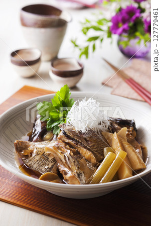 鯛のあら煮と日本酒 鯛のあら煮と日本酒 127779461