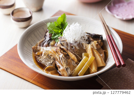 鯛のあら煮と日本酒 鯛のあら煮と日本酒 127779462