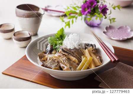 鯛のあら煮と日本酒 127779463