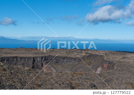 三原山山頂中央火口と富士山 127779522