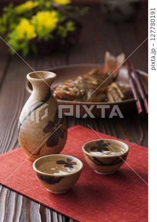 日本酒とめばるの煮付け 127780191
