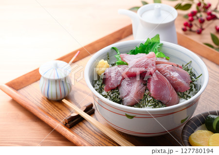 かつお丼 （ 新鮮な生鰹の丼 ）海鮮丼 127780194