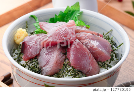 かつお丼 （ 新鮮な生鰹の丼 ）海鮮丼 127780196