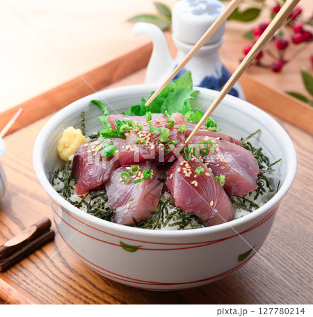 かつお丼 ( 新鮮な生鰹の丼 )海鮮丼 かつお丼 ( 新鮮な生鰹の丼 )海鮮丼 127780214