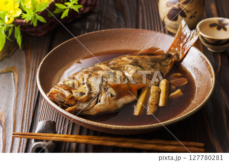 めばるの煮付けと日本酒 127780281