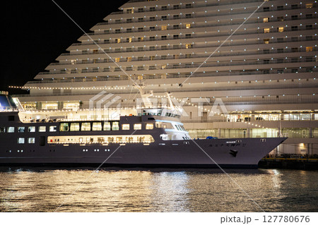 神戸のディナークルーズ船 127780676