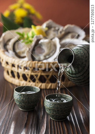 日本酒と生牡蠣 127780813