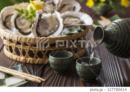 日本酒と生牡蠣 日本酒と生牡蠣 127780814