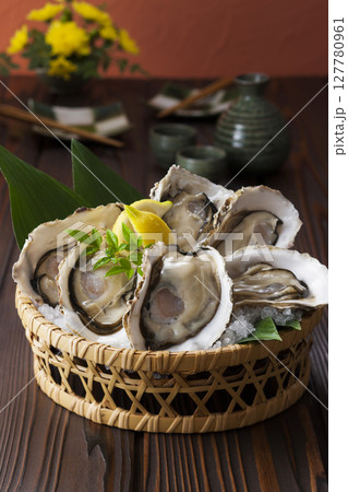 生牡蠣と日本酒 127780961