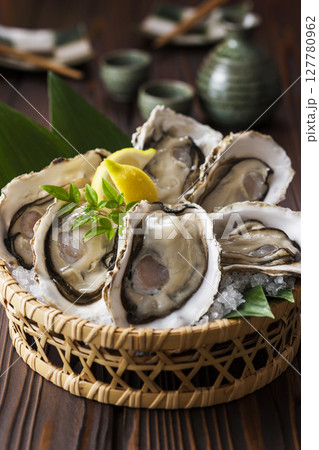 生牡蠣と日本酒 127780962
