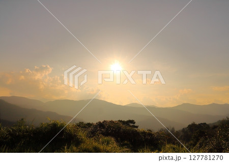 夕焼け空　夕日　雲　山地　草原 127781270