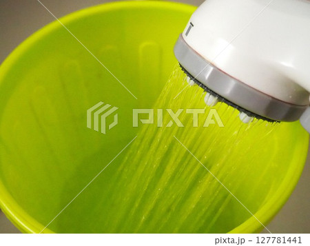 プラスチック製のごみ箱にシャワーヘッドで水を入れる写真 プラスチック製のごみ箱にシャワーヘッドで水を入れる写真 127781441