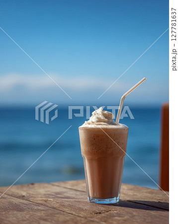 海の見えるカフェのテーブルの上のアイスコーヒー　AI画像 127781637