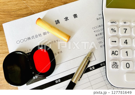 請求書と電卓 127781649