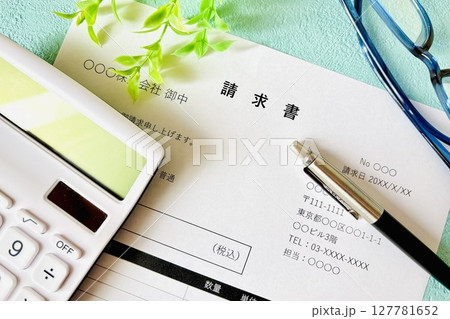 請求書と電卓 127781652