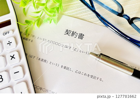 契約書と電卓 契約書と電卓 127781662