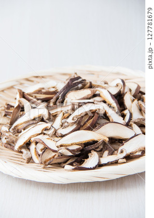 干ししいたけスライス 127781679