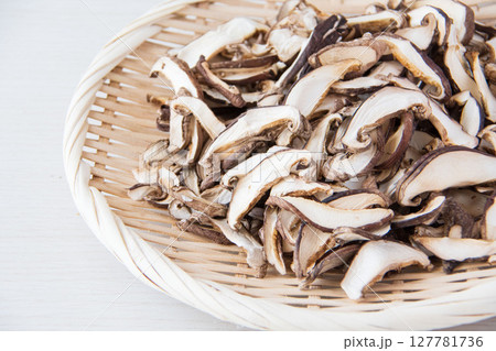 干ししいたけスライス 127781736