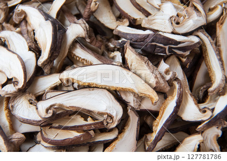 干ししいたけスライスのアップ 127781786