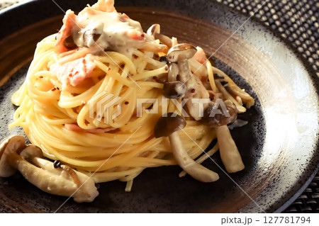 しめじのクリームパスタ 127781794
